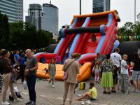 dzieci bawiące się na dmuchanej zjeżdżalni