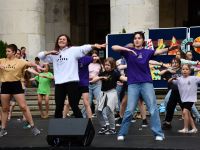 instruktorka Fitness prowadząca Zumbę na scenie