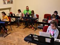 dzieci na zajęciach muzycznych