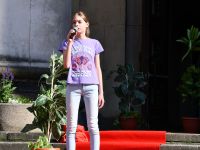 dziewczynka z mikrofonem podczas występu