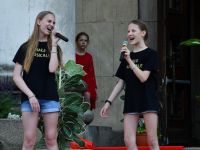 dwie śwpiewające dziewczyny na scenie