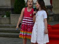 dwie dziewczynki podczas występu - śpiew