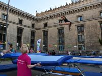 instruktorka z dziewczynką skaczącą na trampolinie