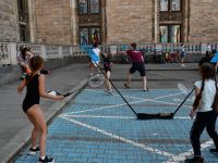 dzieci grające w badmintona