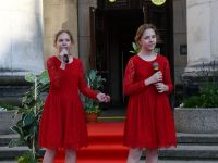 dwie dziewczynki podczas występu wokalnego