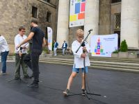 żeglarze ustawiający mikrofony na scenie
