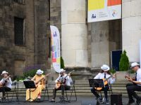 zespół grający na gitarach