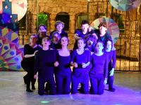 grupa teatralna na scenie