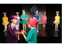 Pinokio idzie do Teatru Marionetek - lalki w tle na scenie