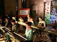 Zajęcia muzyczne - grupa grając na keyboardach