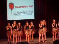 śpiewająca młodzież na scenie podczas konkursu TULIPANADA