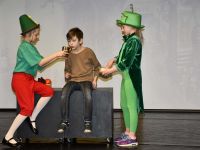 Pinokio i Świerszcz opiekują się Dżepettem