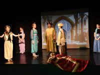 scena w pałacu - Aladyn, Jasmin, Sułtan, Dżin i damy dworu