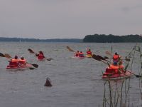 6 kajaków z dziećmi na jeziorze