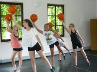 grupa dziewcząt ćwicząca z piłkami