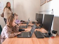 uczniowie przy komputerach