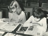 dzieci czytające gazety