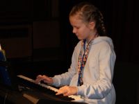 dziewczynka grająca na keyboardzie.