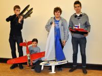 Uczestnicy zajęć z modelami samolotów