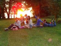 dzieci na trawie oglądające zachód słońca