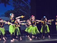 Taniec Nowoczesny I Zabawy - grupa dzieci w układzie tanecznym