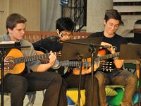 Zajecia muzyczne - 3 chłopców grających na gitarach