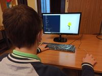dziecko tworzące żonkila w programie Python