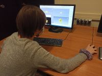 dziecko tworzące trójwymiarowego żonkila w programie Autodesk 3ds Max